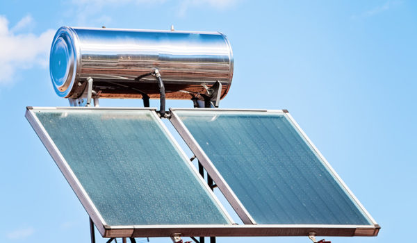 ¿Quieres ahorrar dinero con el agua caliente? Tenemos la solución para ti: agua caliente por energía solar